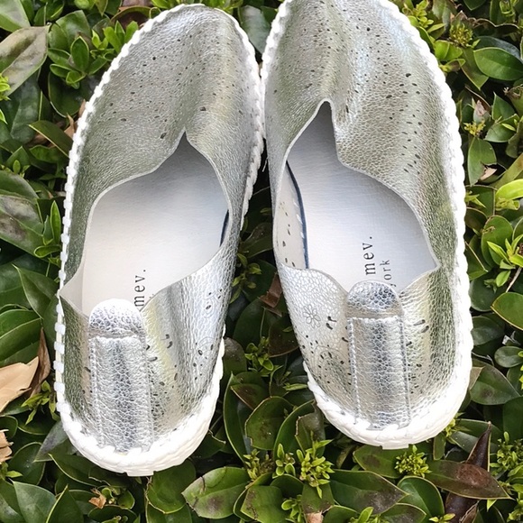 Beautiful pair of silver Bernie Mev lazar cut slip on!  Size 37.  Worn one time - Picture 5 of 5